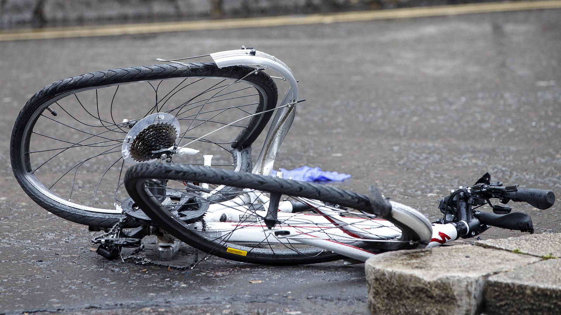 Велосипедист попал под колеса. Гибель велосипедиста в СПБ. Несчастный случай с велосипедистом в СПБ.