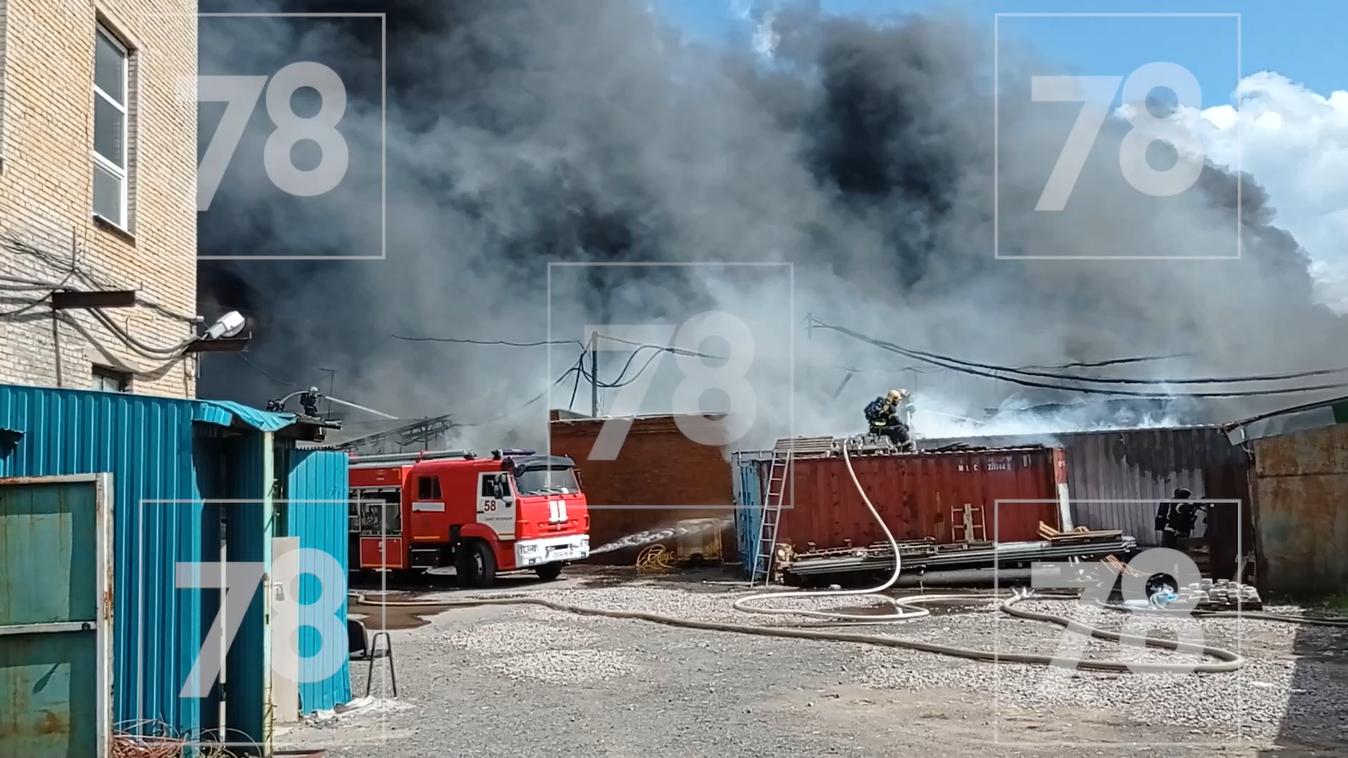 Появилось видео эвакуации людей из горящего дома на Гражданском проспекте