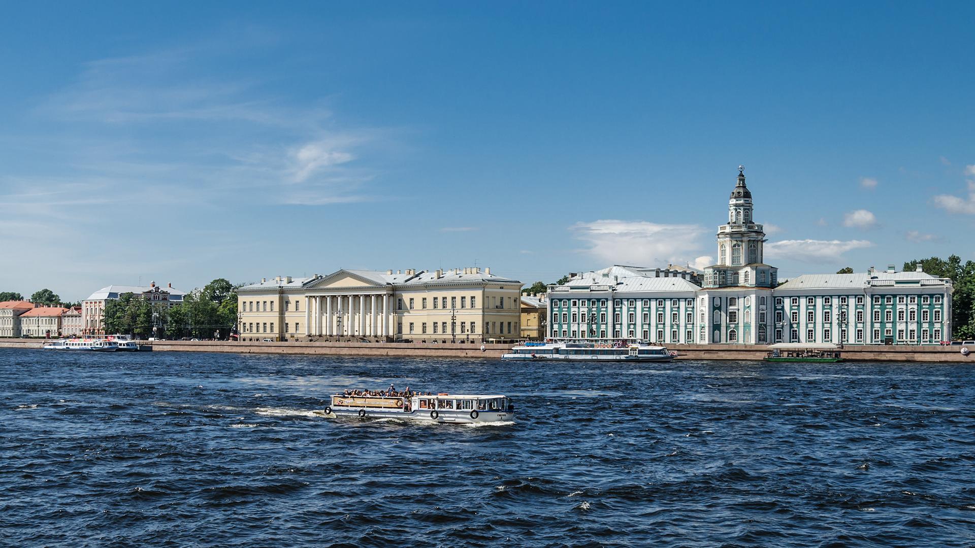 Подросток ударился о мост во время теплоходной прогулки по Неве