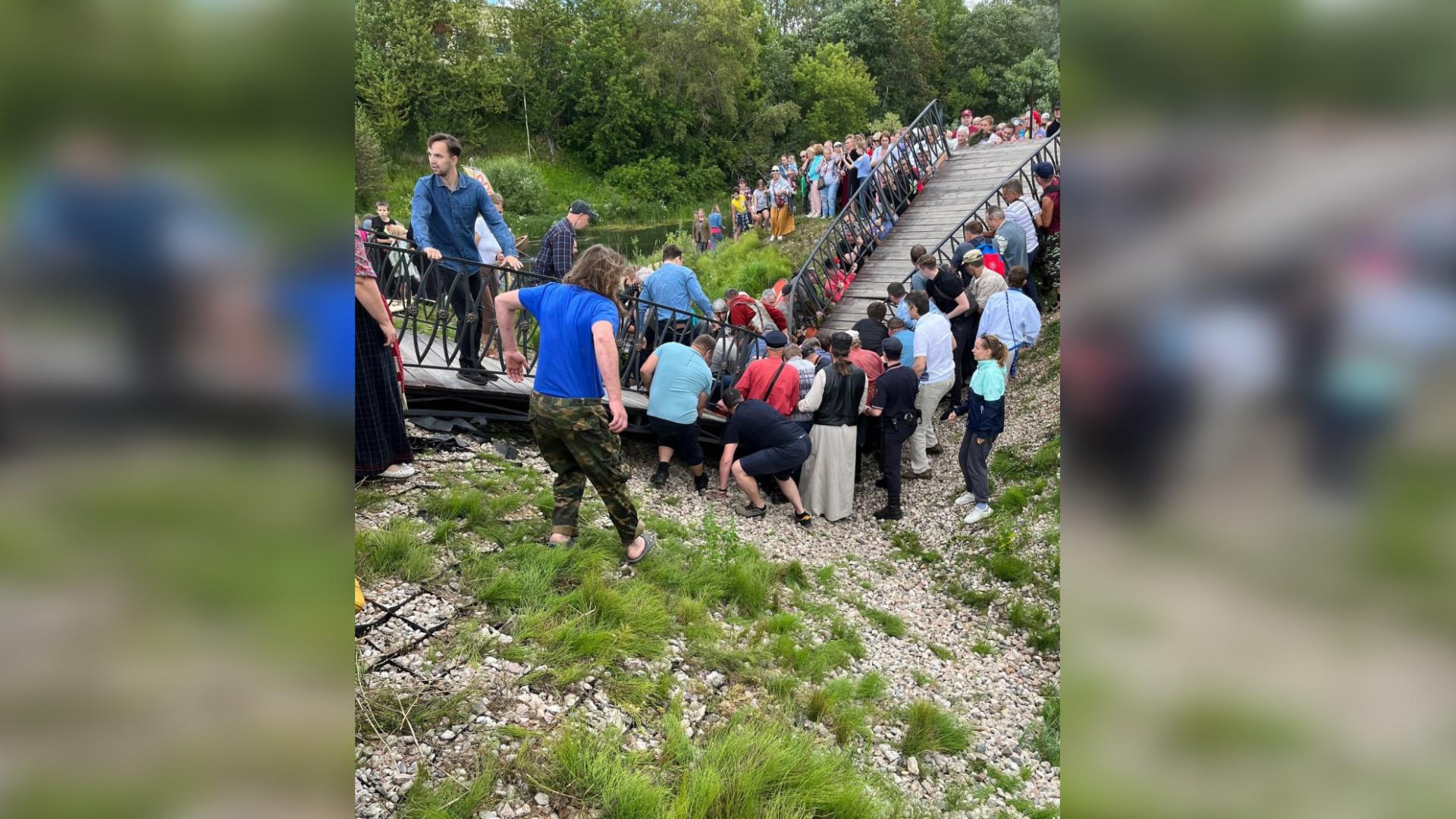 Два человека пострадали после обрушения пешеходного моста в Луге