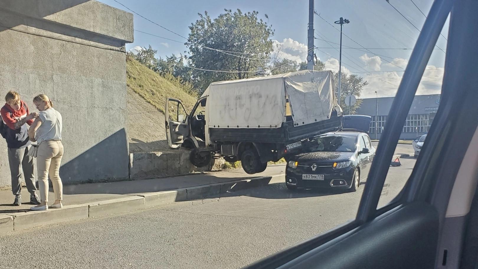 Газель» под ж/д мостом на Салова вылетела на встречку и залезла на Renault  — видео