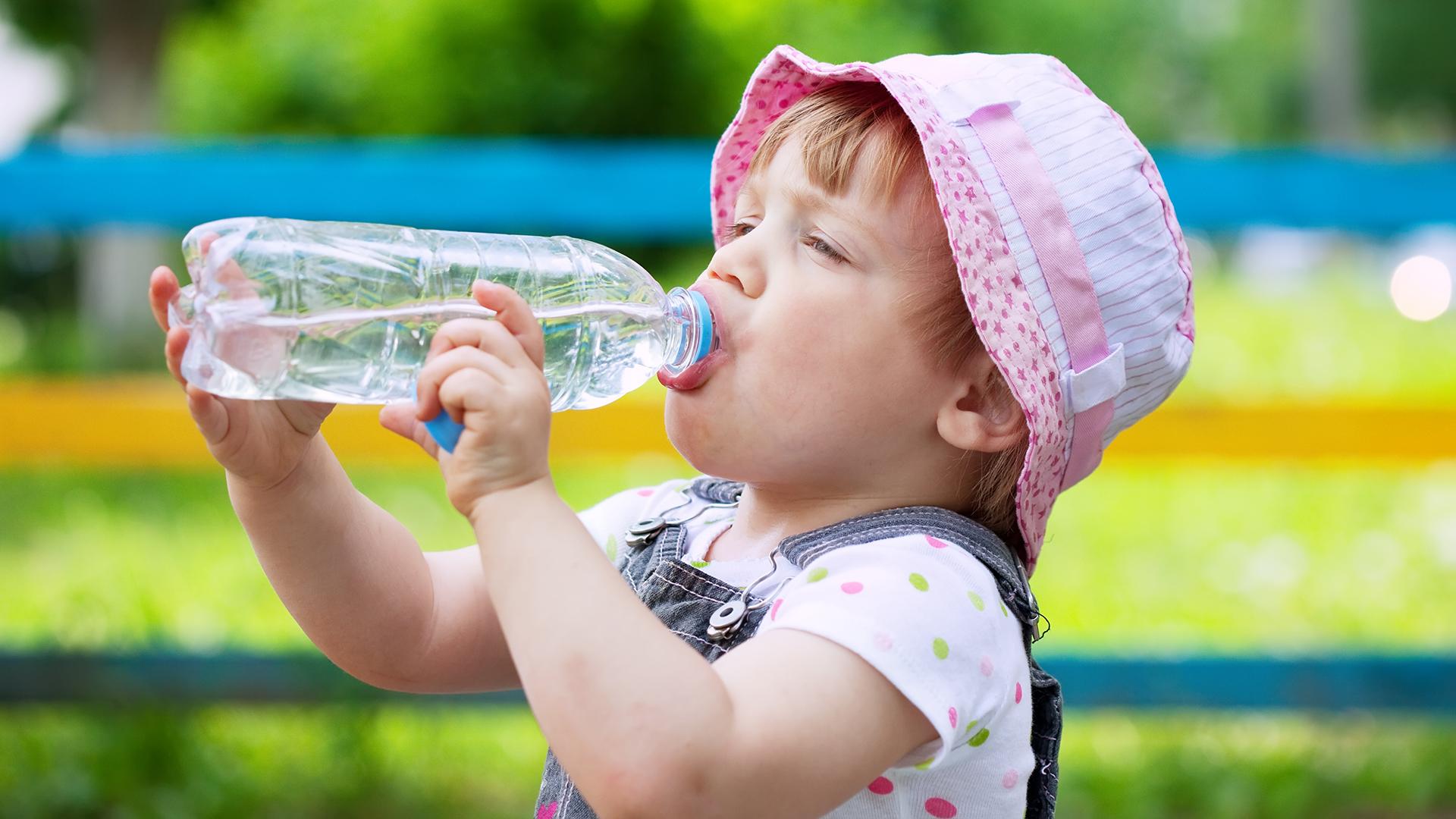 Пить воду новорожденному ребенку. Дети воды. Питье летом в жару. Питье воды для детей. Ребенок пьет воду.