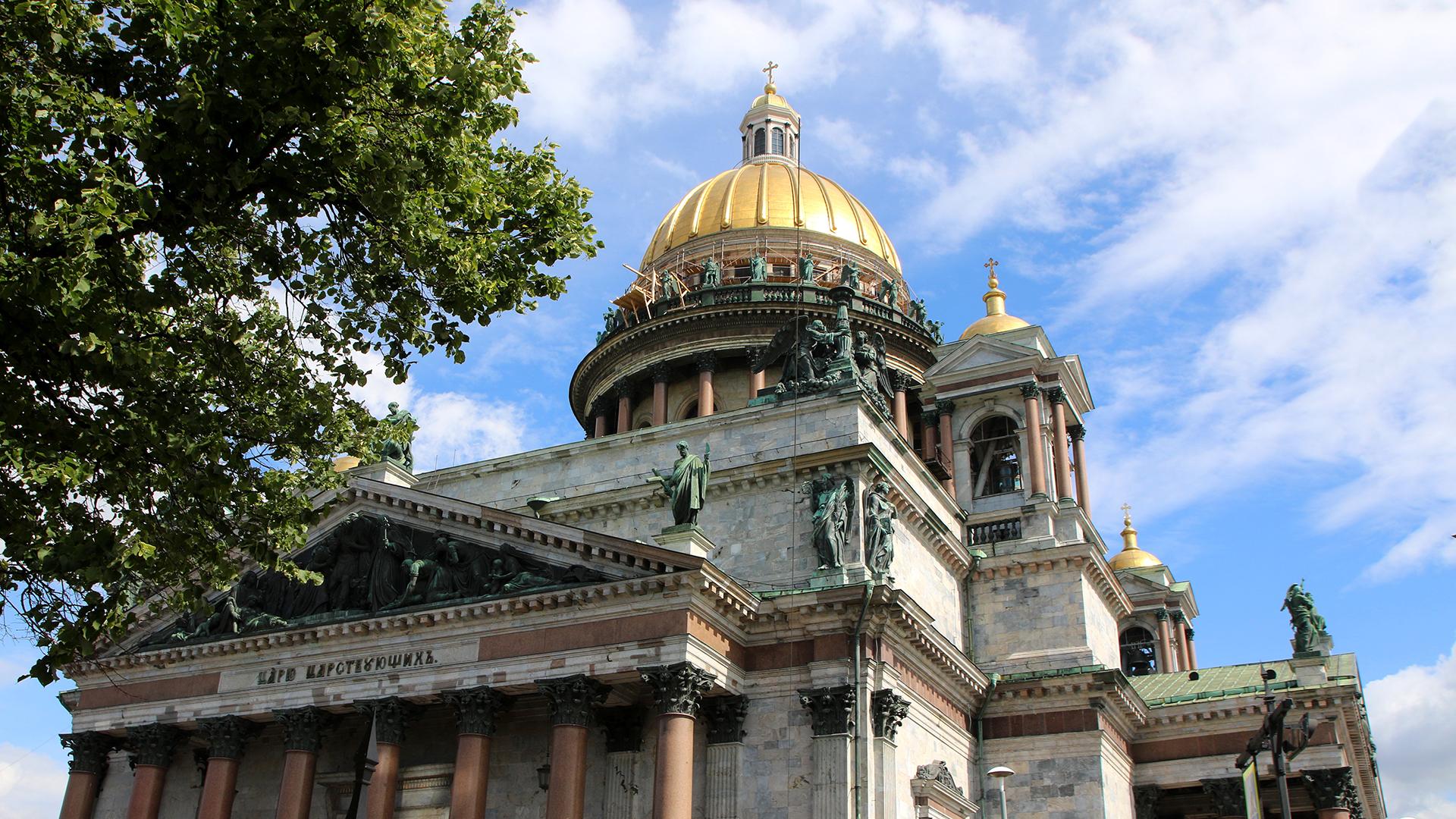 Калейдоскоп жизни: где в Петербурге искать дома с витражами