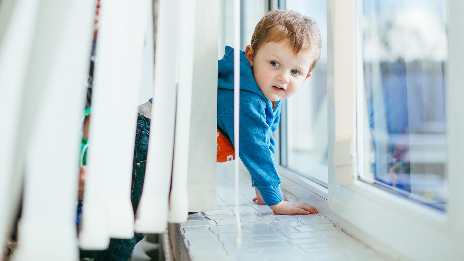 мальчик у окна. мальчик у окна. мальчик в открытом окне. мальчик у окна. мальчик у окна.