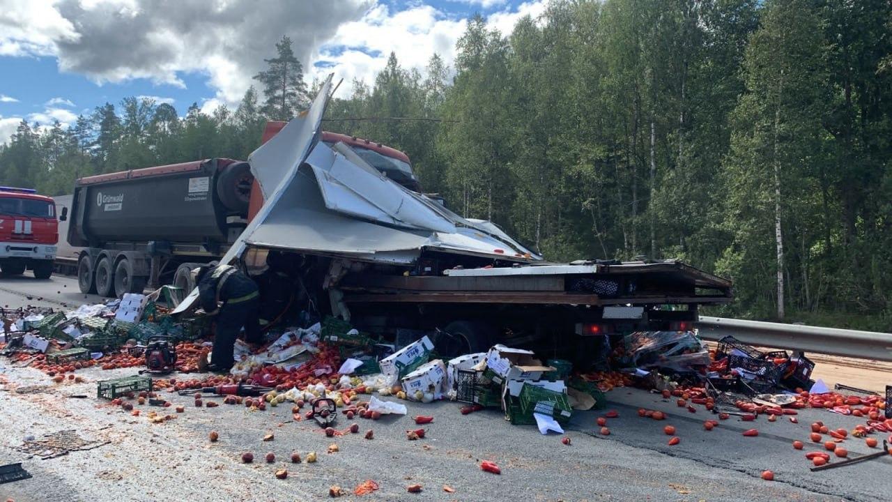 В Ломоносове фура перевернулась и раздавила легковушку на съезде КАД