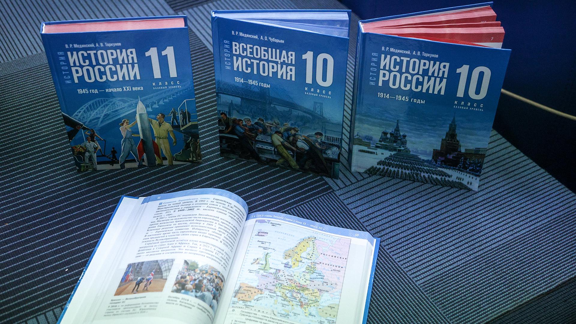 Стало известно, когда российские школы перейдут на новые государственные  учебники