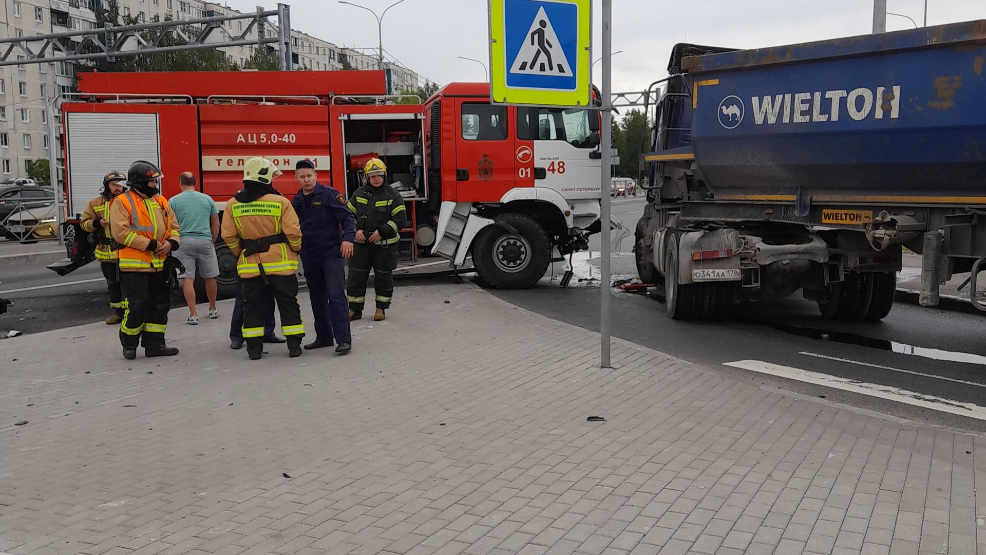 Столкновение пожарной машины и грузовика попало на видео