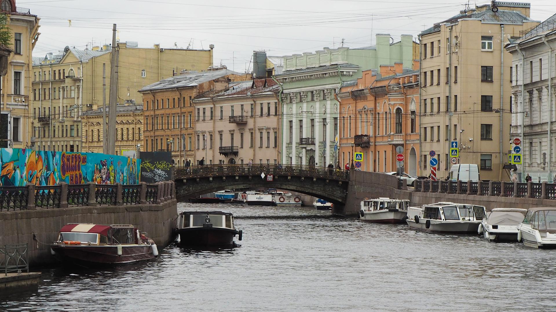 В Петербурге женщина при посадке на корабль вместе с трапом упала в воду