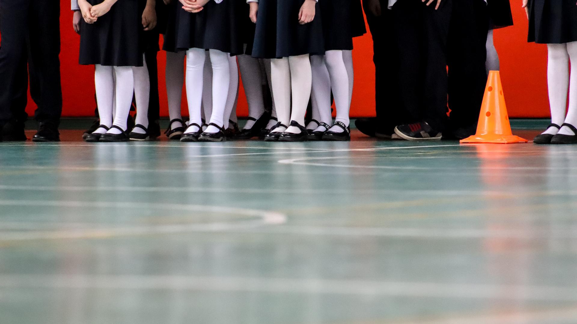 День знаний торжественная линейка. 2024 1 сентября отменят форму. 2024 1 сентября отменят форму. Девочка первоклашка. Школьная форма будущего.