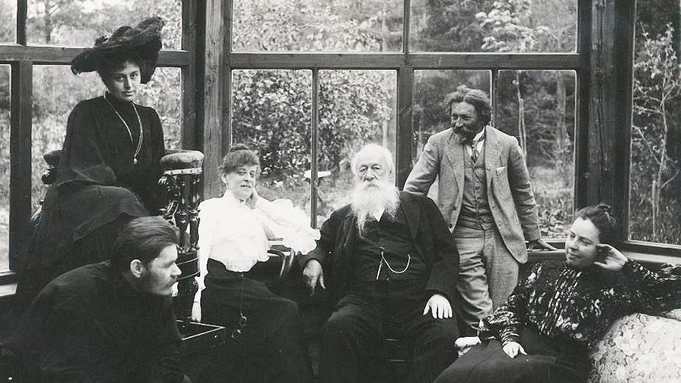 Илья Репин (второй справа) в 