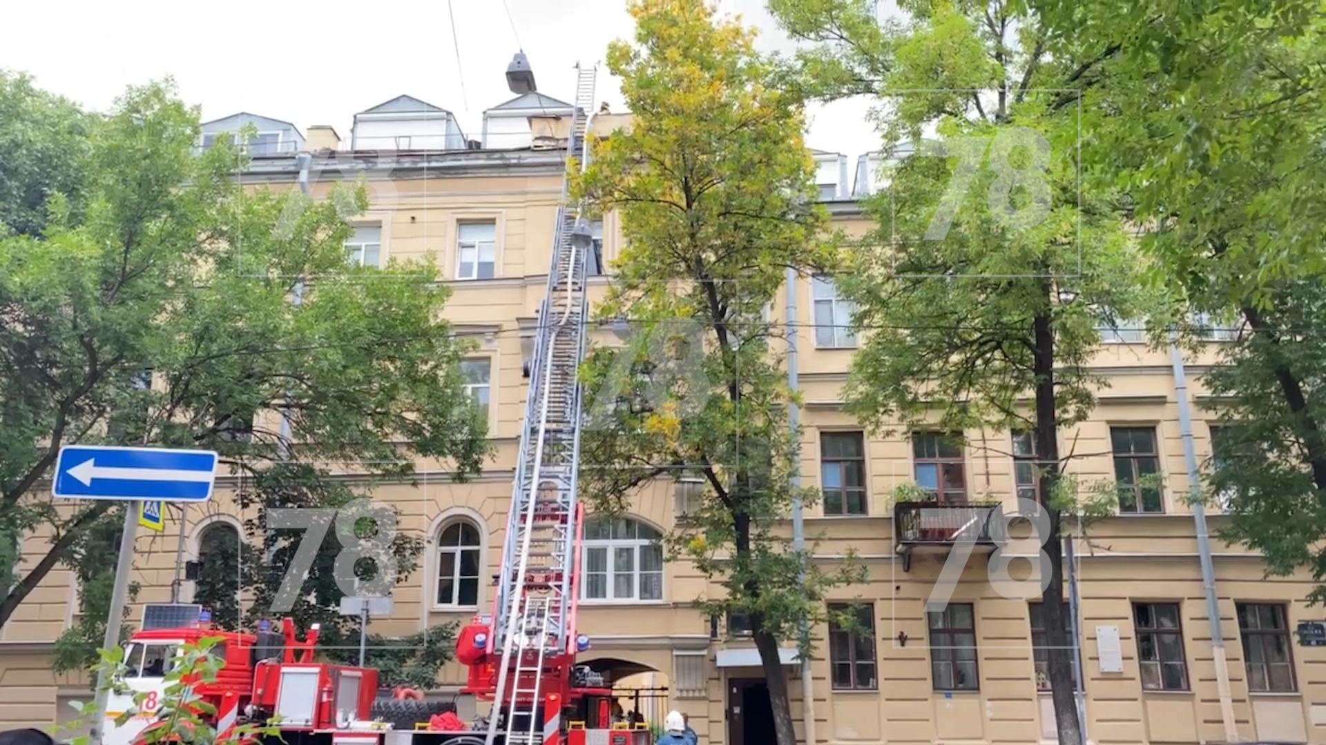 Старинный доходный дом загорелся на Васильевском острове