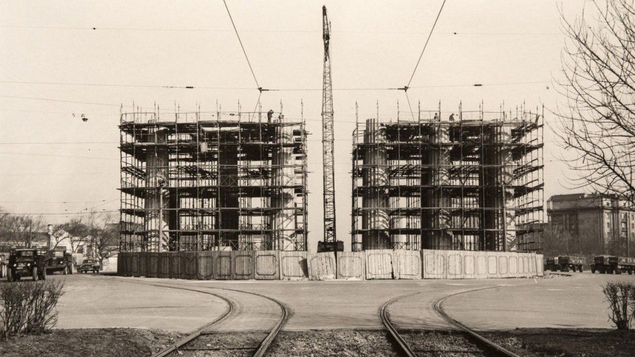 Монтаж ворот, Южный фасад, 1959 год/ Фото: архив КГИОП