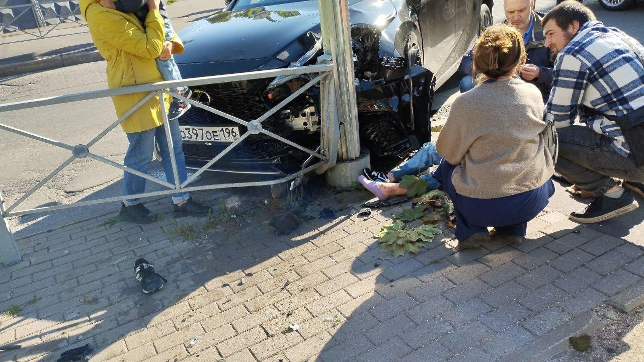 В Горелово иномарка съехала в овраг под мостом