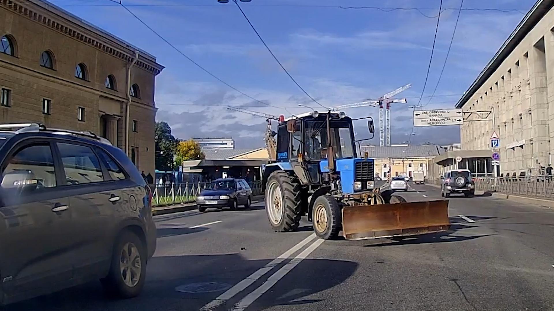 Авария с участием трактора заблокировала движение у Балтийского вокзала