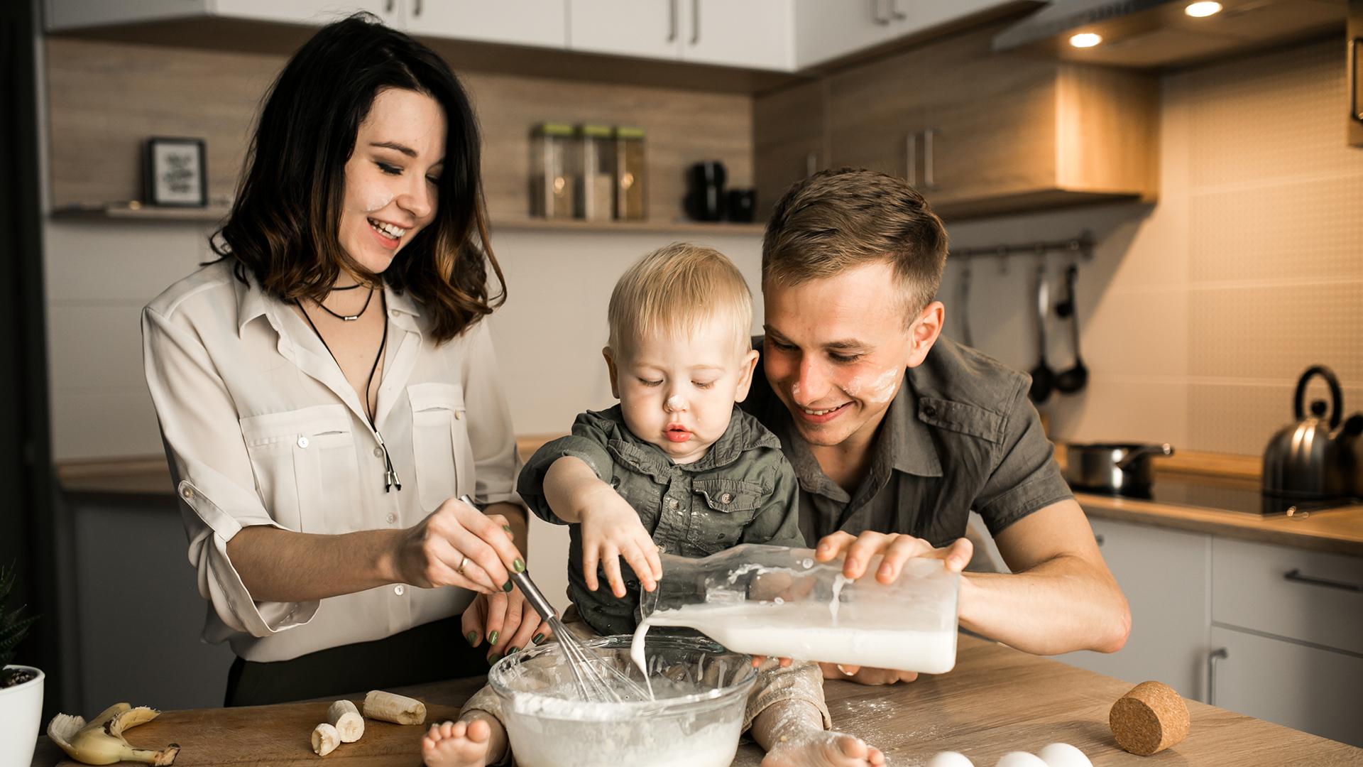 Семейное видео мужчины. Семья на кухне. Семья с детьми на кухне. Семья на современной кухне. Фотосессия на кухне.