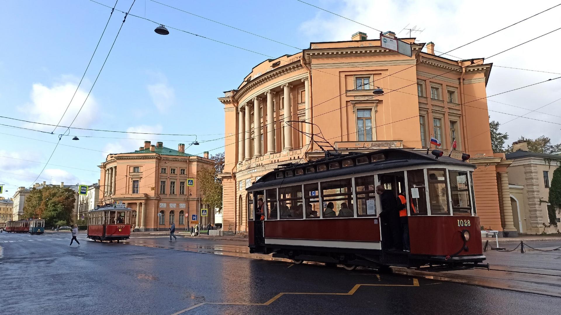 Парад ретротрамваев прошёл в центре Петербурга — видео