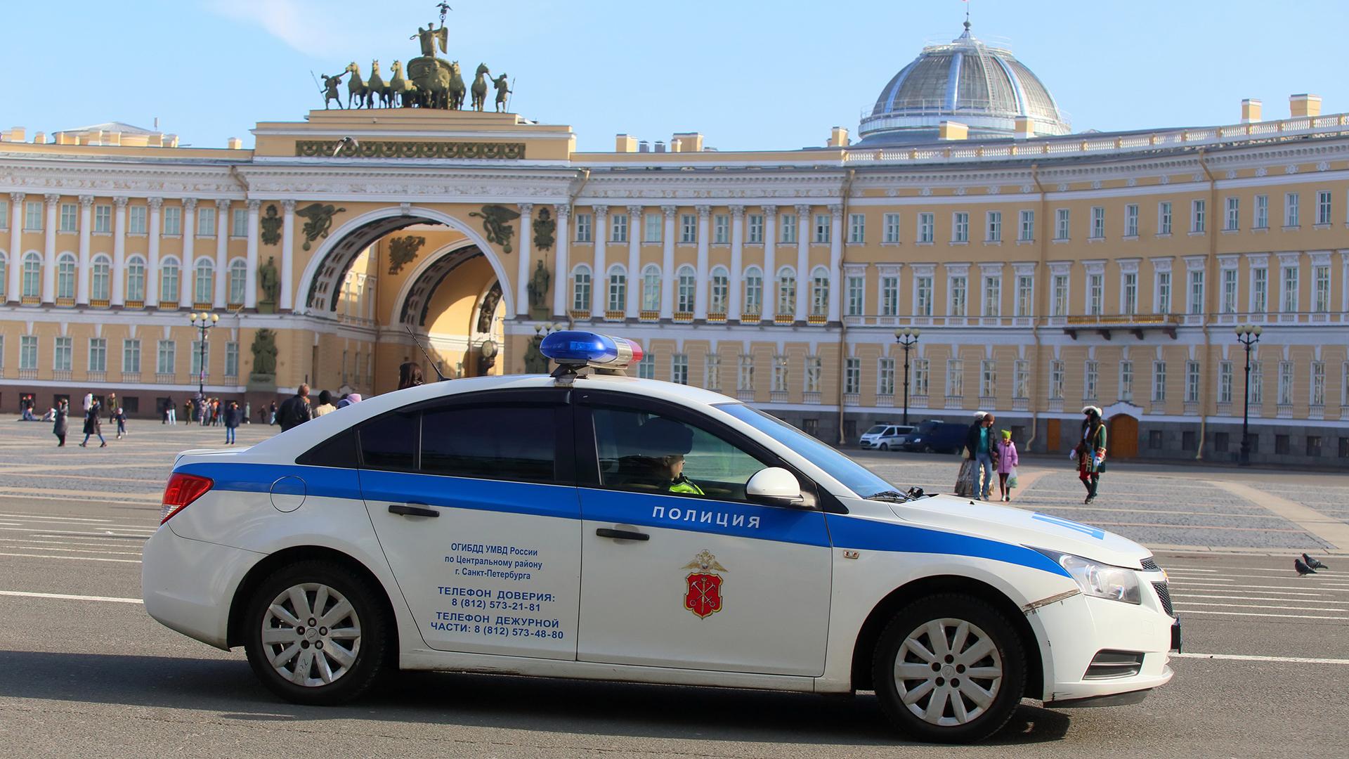 Полиция города санкт петербурга. Полиция Санкт-Петербурга. Полицейские машины Санкт-Петербурга. Полицейские автомобили Санкт Петербург. Автомобили полиции Петербурга.