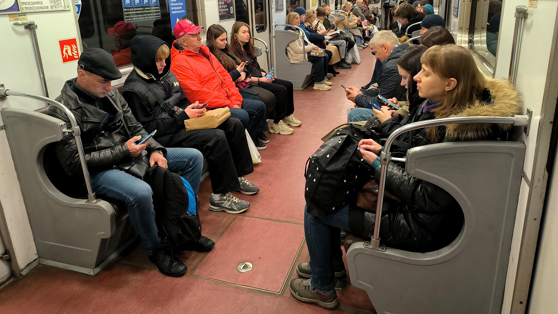 Люди в вагоне метро