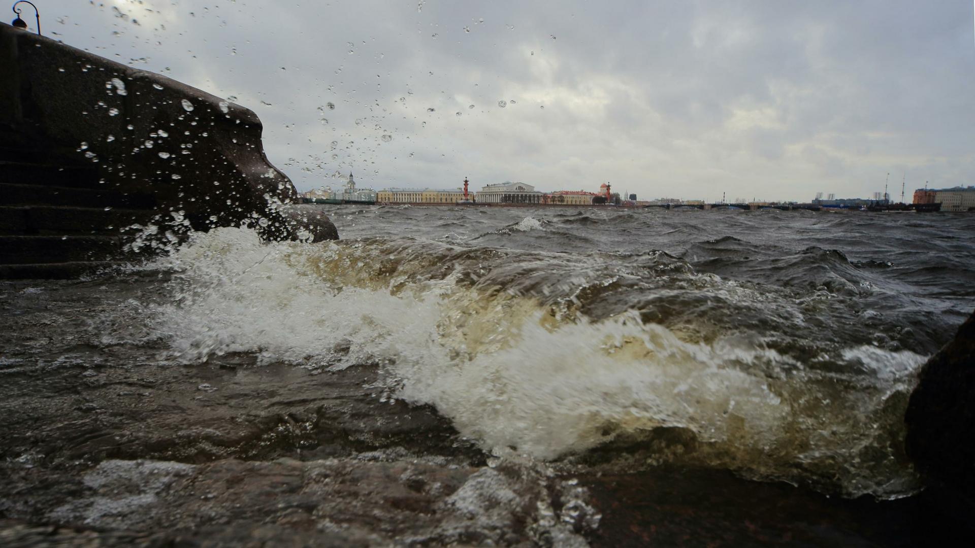 Уровень воды в Неве поднялся до отметки в 135 сантиметров