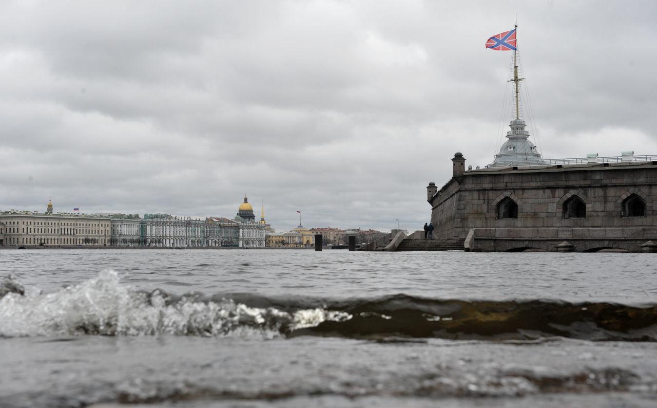 В петербурге плюс 10. Нева шторм. Ветер на Неве. Ветер в Питере. Непогода в Санкт-Петербурге.