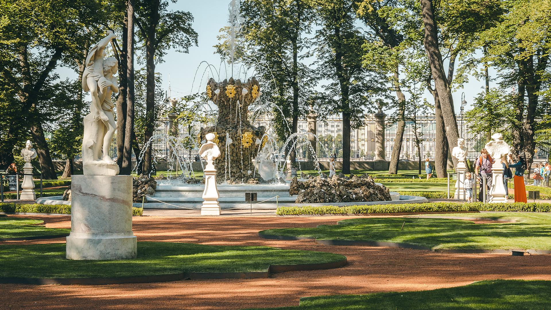 Парки для прогулок спб. Летний сад в Санкт-Петербурге. Достопримечательности Санкт-Петербурга летний сад. Летний сад СПБ. Летний сад Петра первого в Санкт-Петербурге.