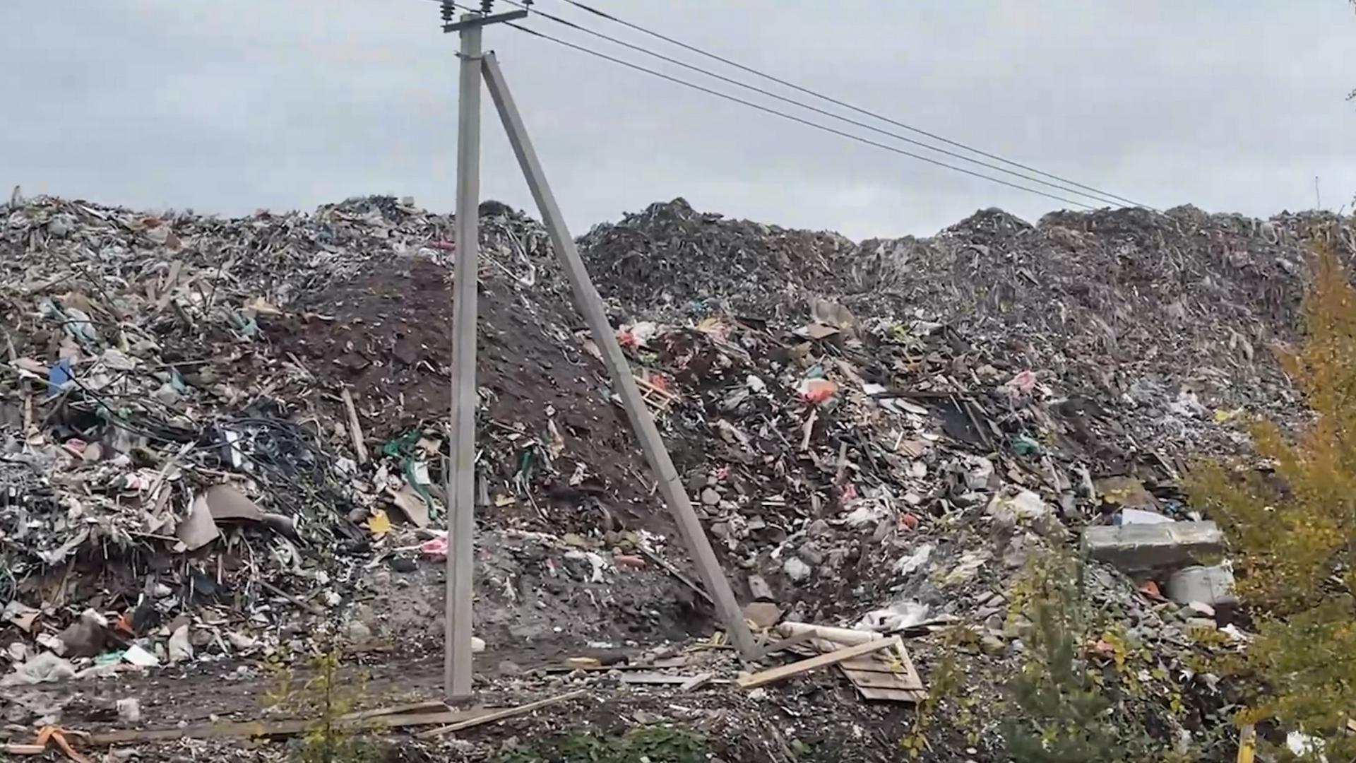 В промзоне Горелово у аэропорта Пулково второй день тушат крупную свалку