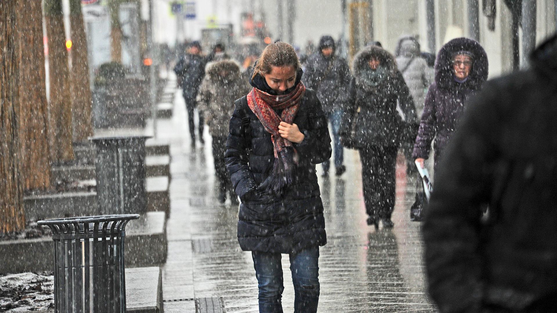 Похолодание передают. Похолодание в Москве. Ноябрь в городе. Небольшой снег. Москва дождь зимой.