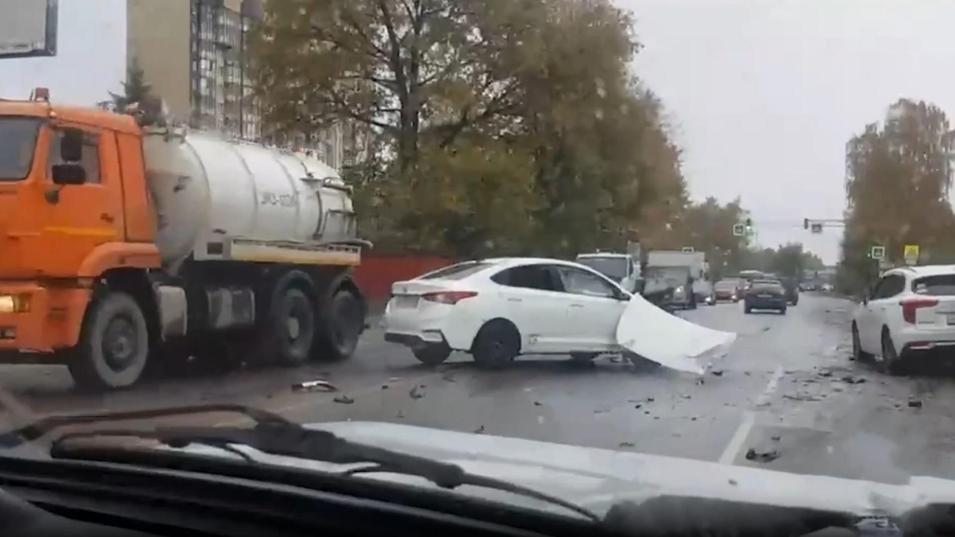 Люди успели выбежать из машины после ДТП со взрывающимися баллонами на КАД  – видео