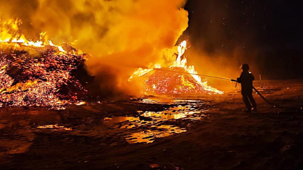 Что горело в колпино. Тушение горящей кромки водой. Горят опилки. Что загорелось в Колпино. Что горит в Колпино.