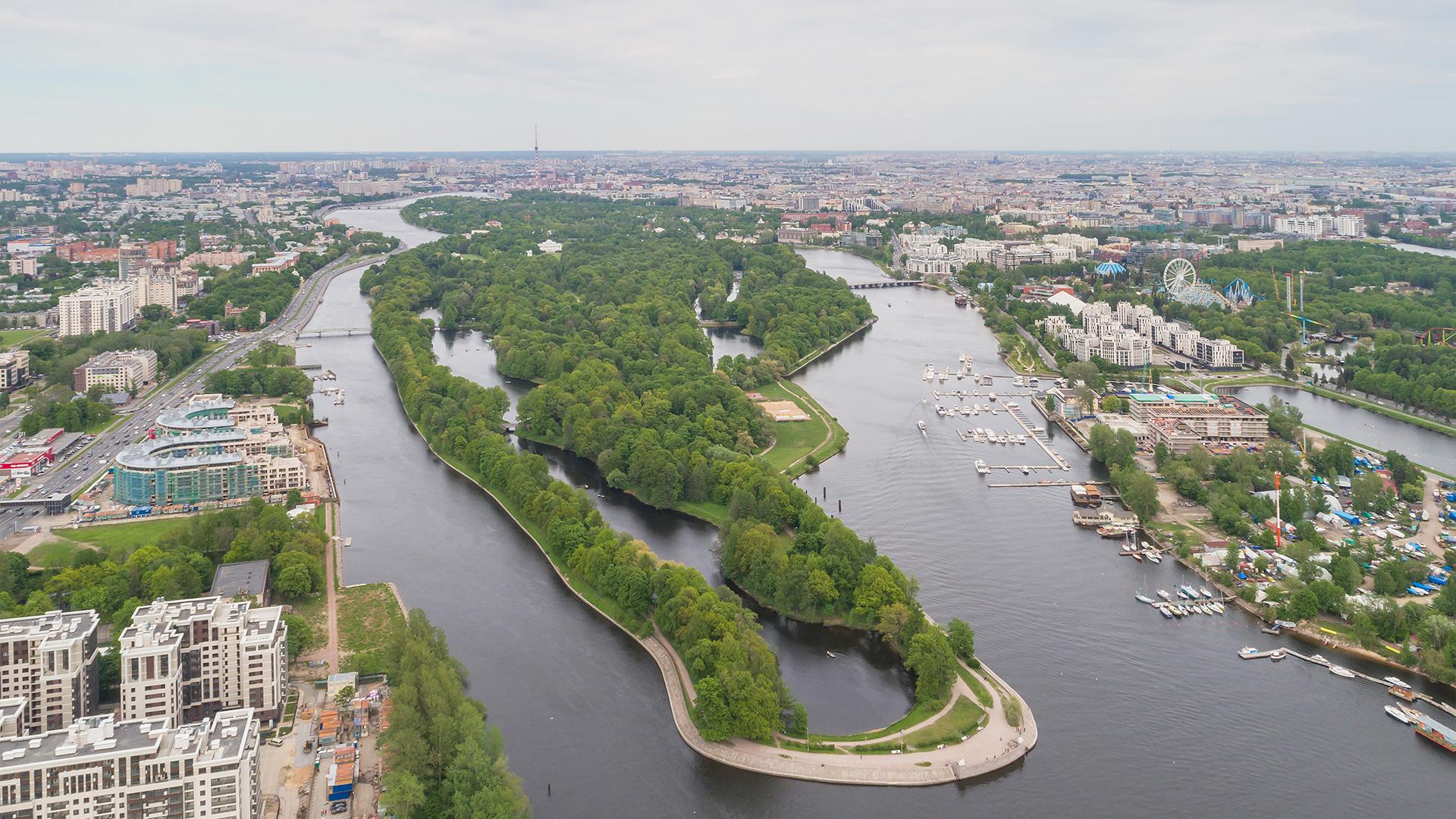 Возле Елагина Острова в воде увидели мёртвого мужчину в шапке