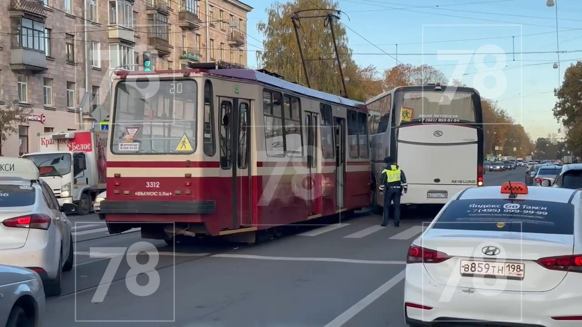 Километровая пробка собирается на Энгельса из-за ДТП с трамваем и автобусом