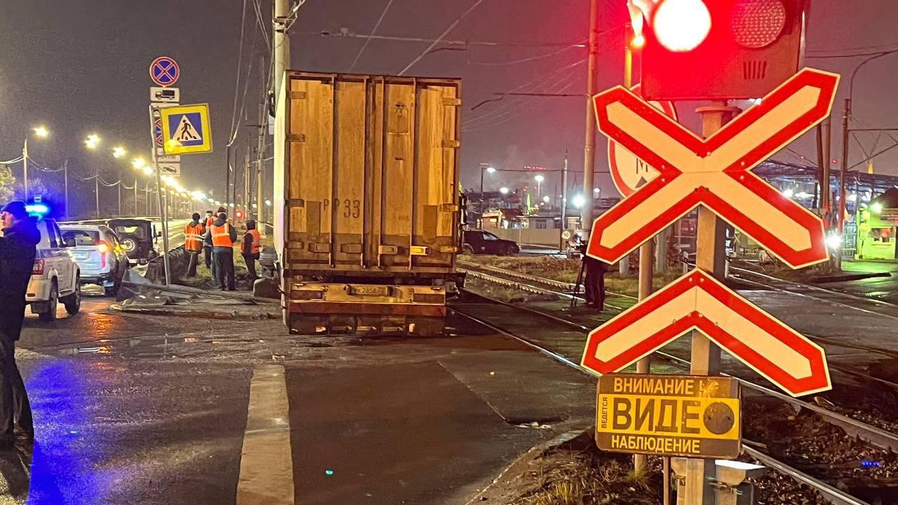 Грузовик оказался под колёсами поезда в районе станции метро «Автово»