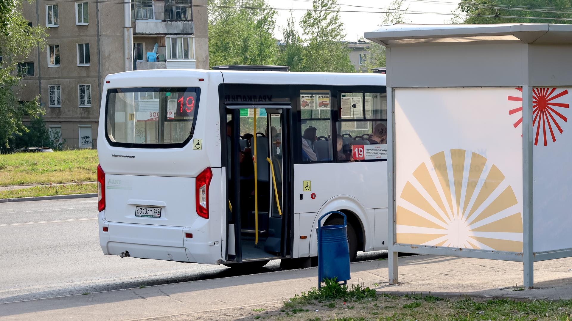 В Ленобласти водитель автобуса прямо в салоне домогался 15-летней девочки