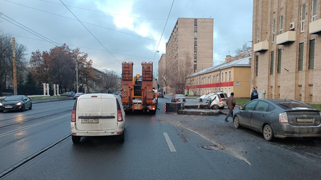 Бетонный блок упал с тягача прямо на машину на улице Трефолева