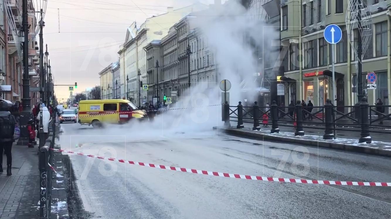 Московский проспект перекрыли из-за прорыва рядом с Сенной площадью — видео