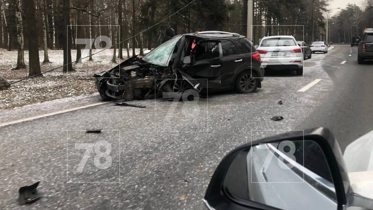 На Приморском шоссе задержали водителя, катавшего кричащую даму в наручниках