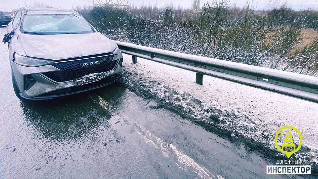 На Приморском шоссе задержали водителя, катавшего кричащую даму в наручниках