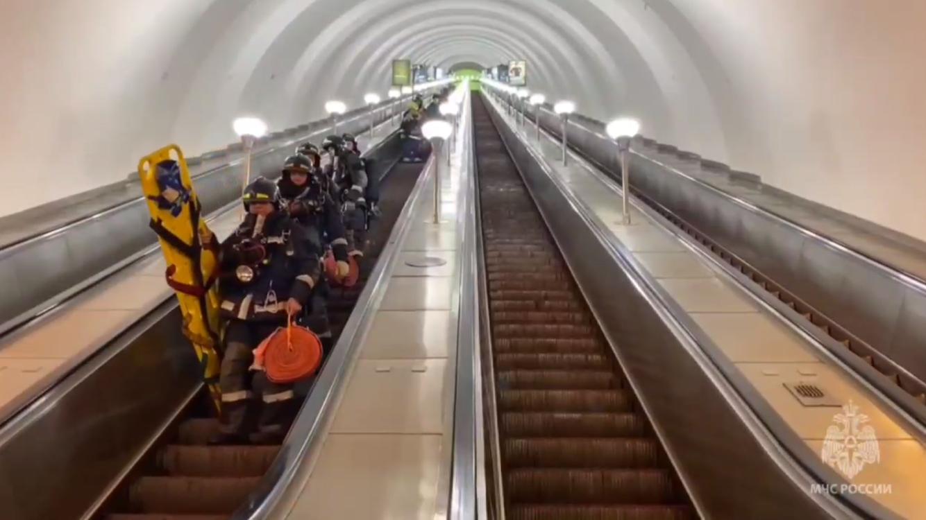 В петербургском метро прошли учения спасателей — видео