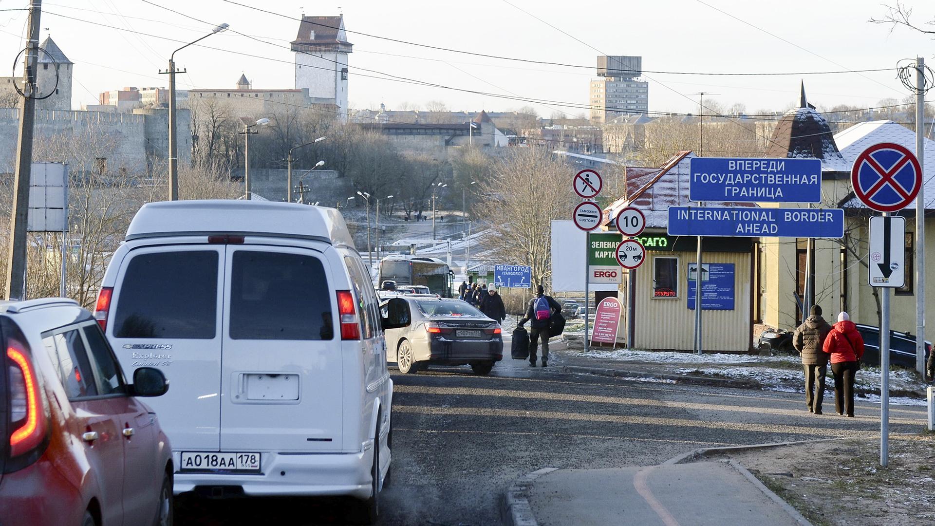 В ивангород без пропуска можно ли. Образец пропуска в пограничную зону. В ивангород без пропуска можно ли. Автомобильный пункт пропуска ивангород. Пропуск в ивангород 2022.