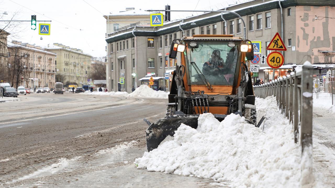 Петербуржцы с начала дня оставили более 500 жалоб на снег