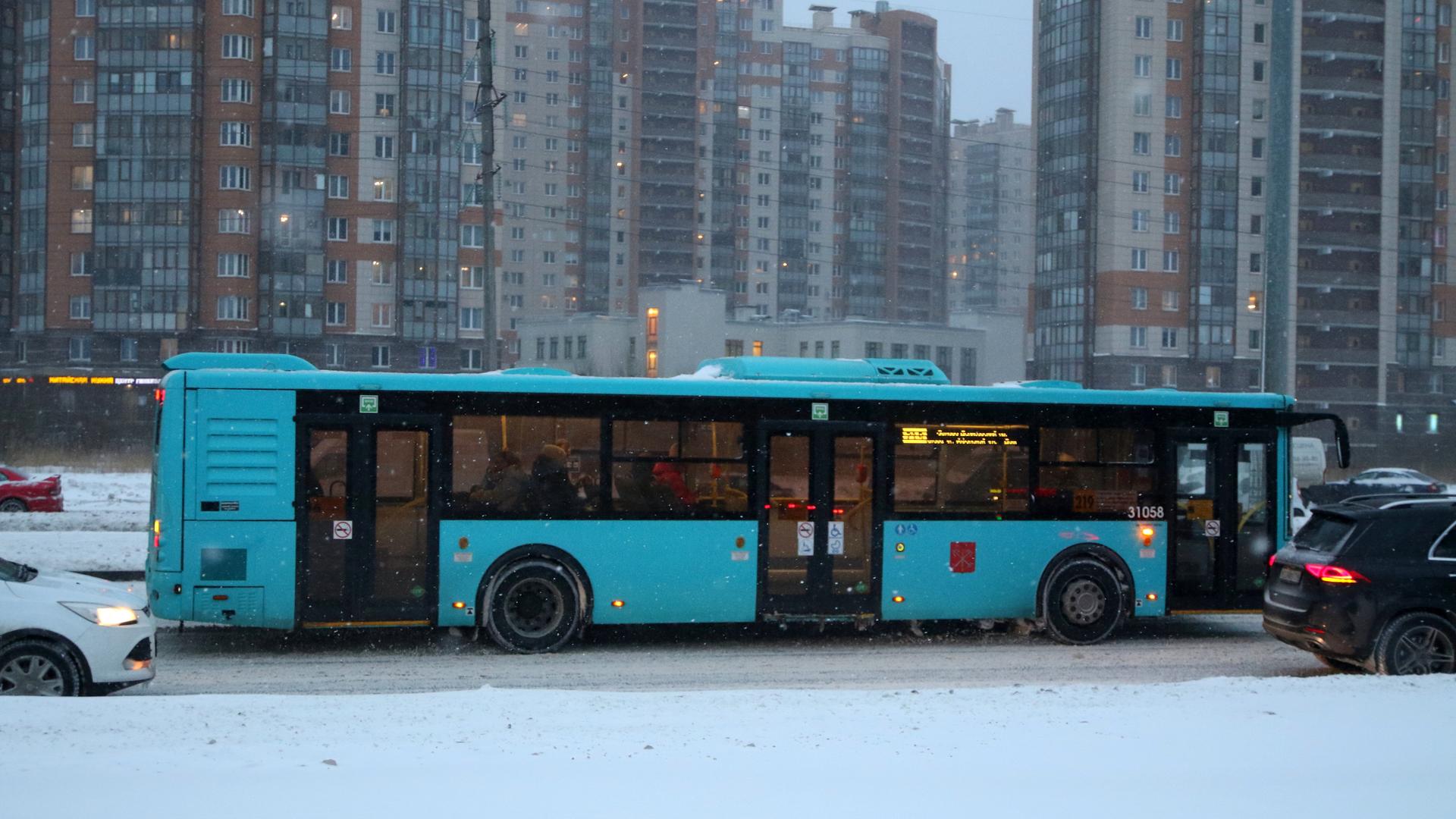 С понедельника в Петербурге изменится расположение нескольких остановок