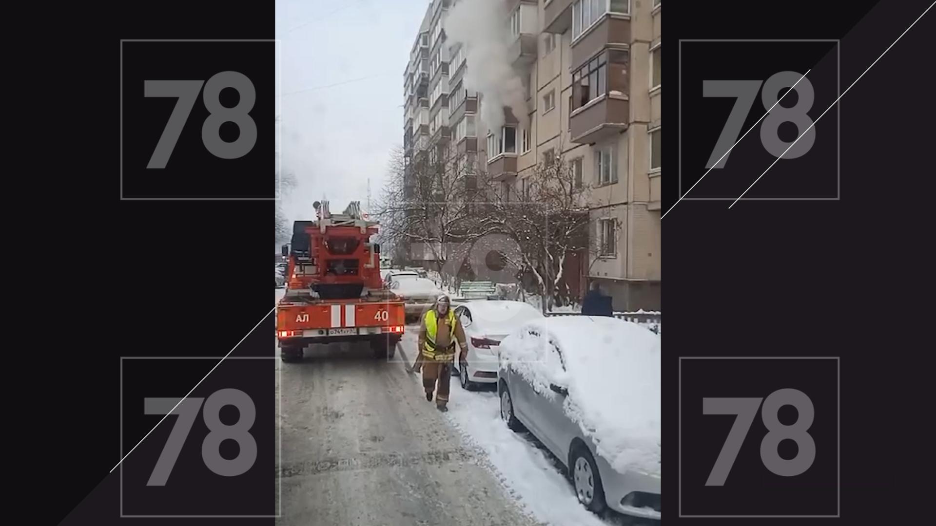 В доме на Октябрьской набережной загорелась двухкомнатная квартира