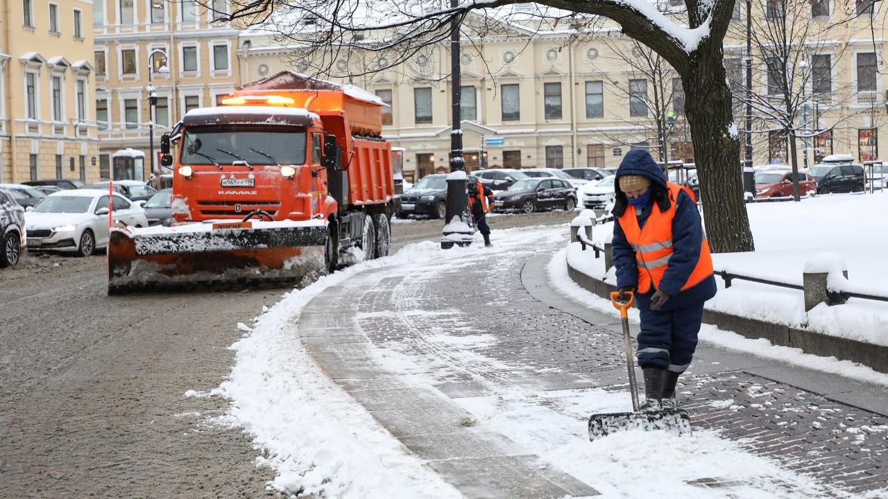 Снег с улиц Петербурга в пятницу убирают около 900 единиц техники