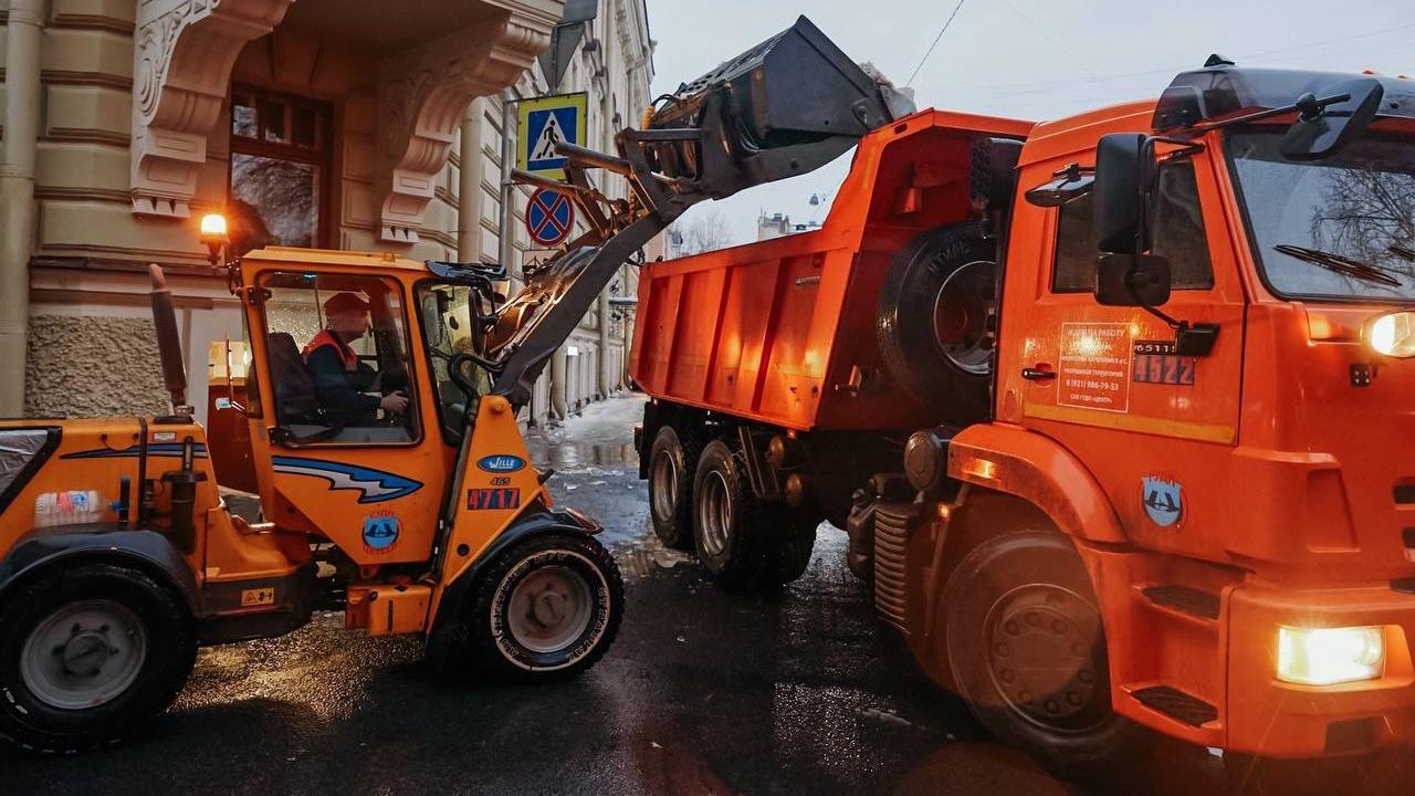 Названо количество дворников и трактористов, которых недостаёт Петербургу