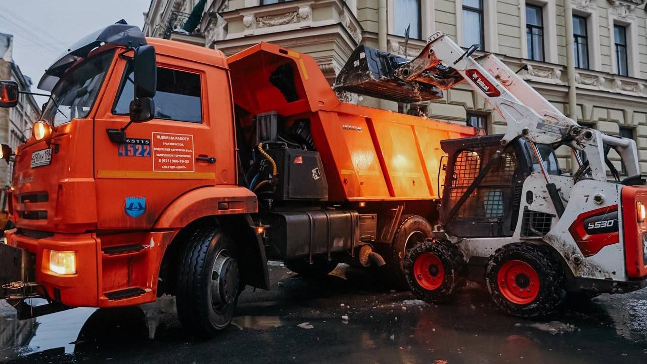 Названо количество дворников и трактористов, которых недостаёт Петербургу