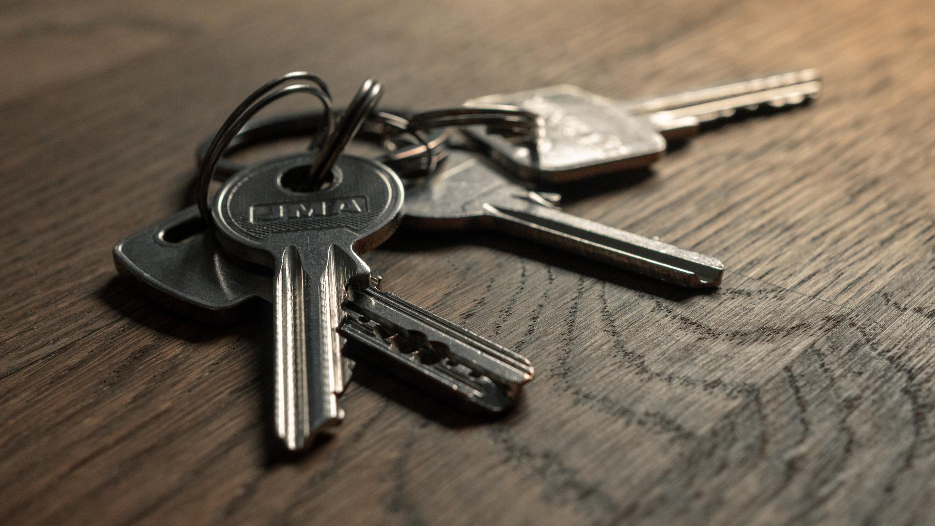 Сонник ключи от квартиры. К чему снятся ключи от дома. В 2018 году вручали ключи от квартир. Вручение ключей от квартир в Луге все фотографии 8 го февраля.