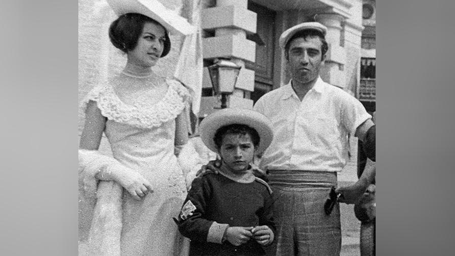 Тигран Кеосаян с родителями/ Фото: из архива