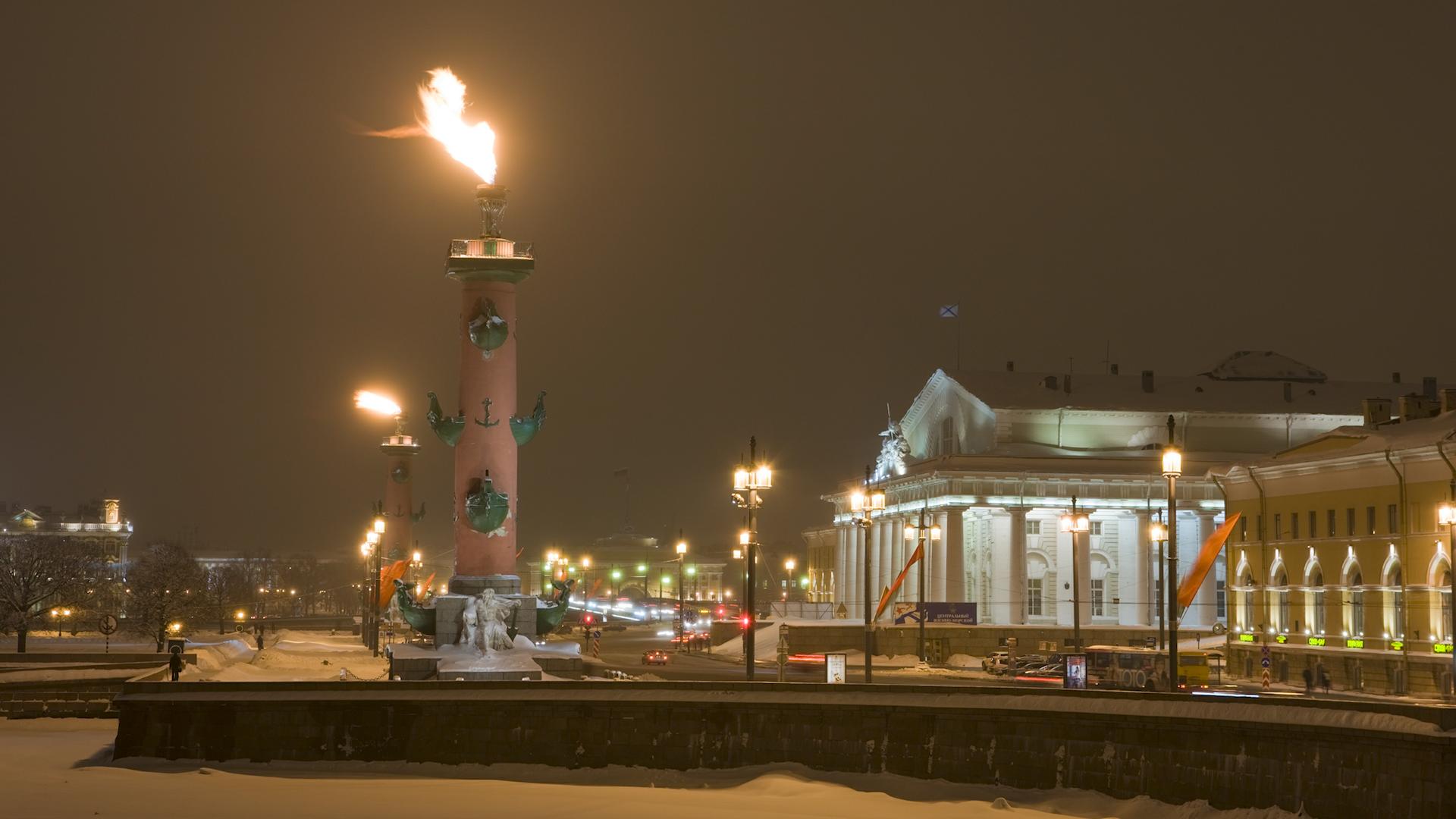 В Петербурге зажгут факелы Ростральных колонн в преддверии Рождества