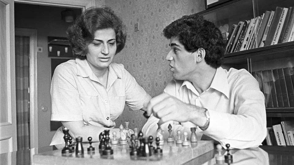 Гарри Каспаров со своей матерью/ Фото: архив