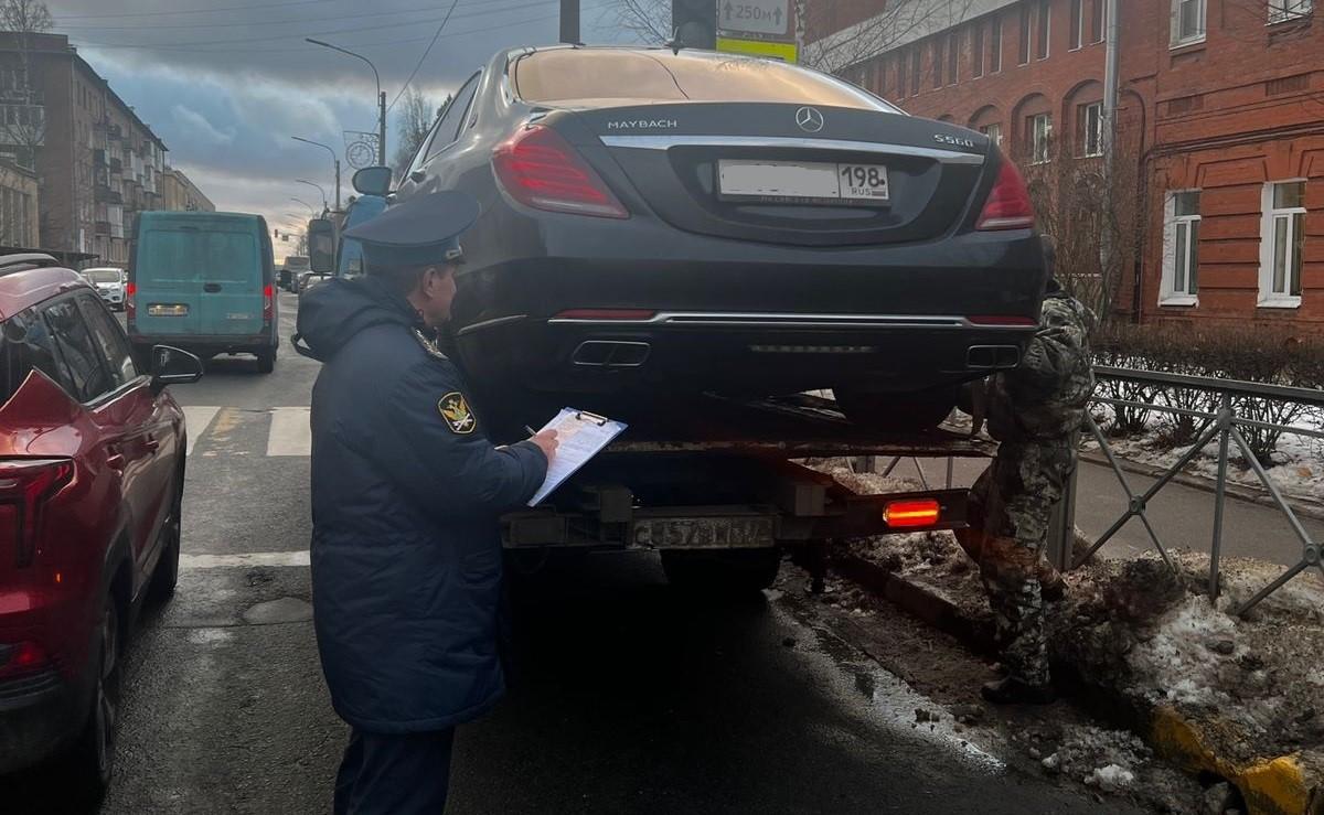 Петербуржец пытался спрятать от приставов чёрный Maybach с долгом в 6 млн  рублей